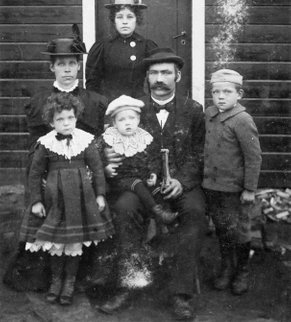 Et velbrukt bilde av Johanna fra Knurvika og Mathias Nilsen fra Sunnfjord ca. 1900. Damen bak er antakelig Jette Lyngsnes. Barna fra venstre Magda, Håkon og Hjalmar. Utlånt av Inger Kildal. 